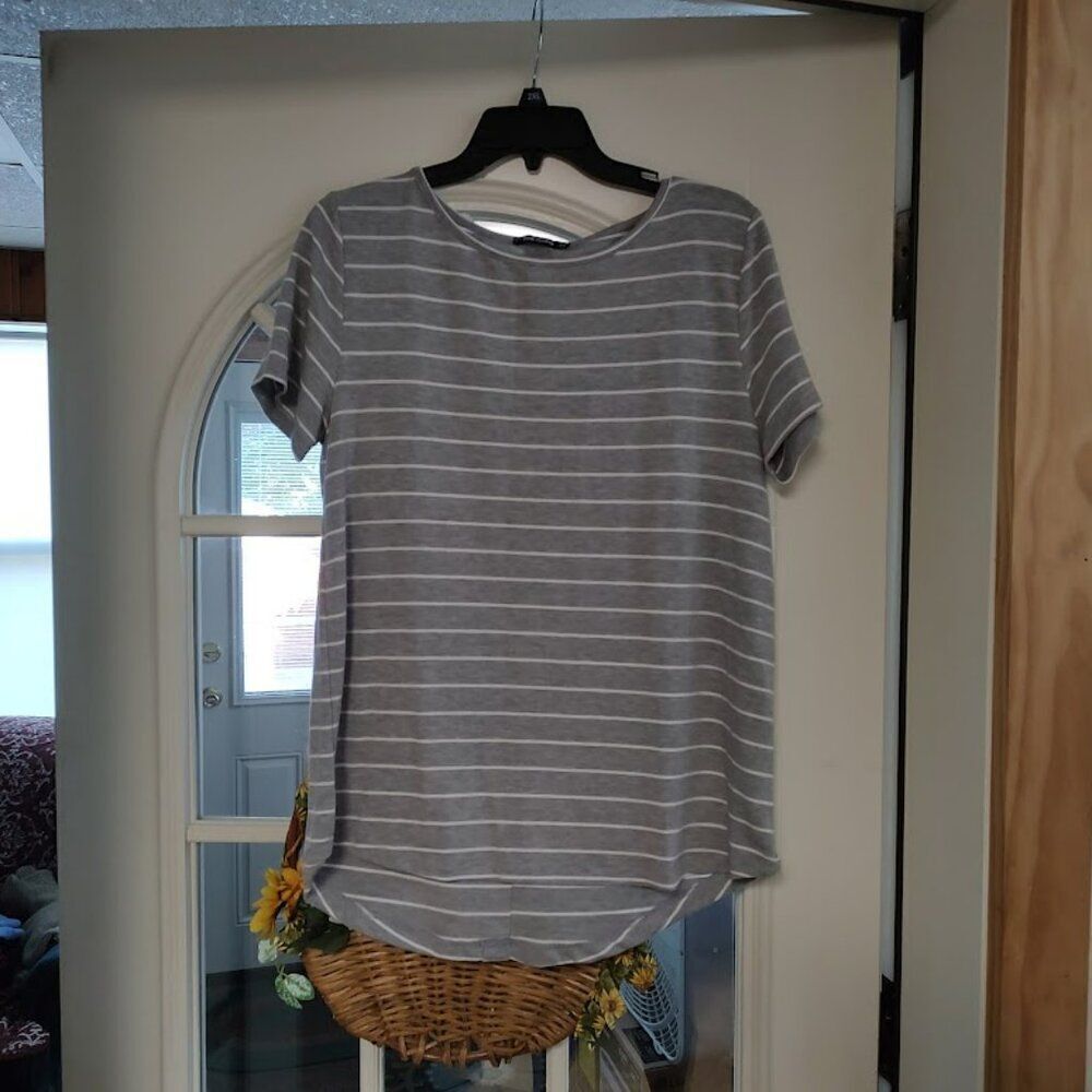 New Pink Clover Light Gray White Striped Daisee Button Back Knit Top Women's L
